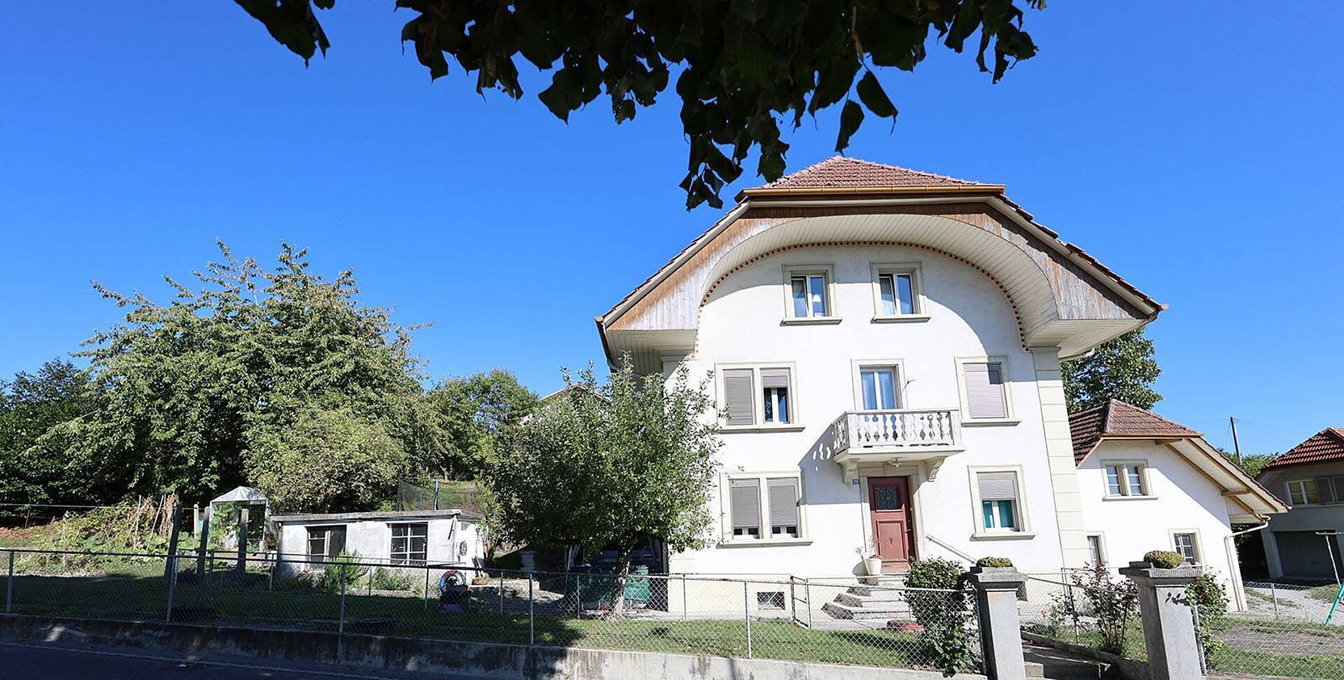 «EN EXCLUSIVITÉ»MAISON CLASSÉE DE 2 APPARTEMENTS DE 3 PIÈCES À RÉNOVER POUVANT FACILEMENT ÊTRE AMÉNAGEABLE EN UNE SEULE HABITATION AVEC PETITE DÉPENDANCE - SITUATION CENTRE DU VILLAGE