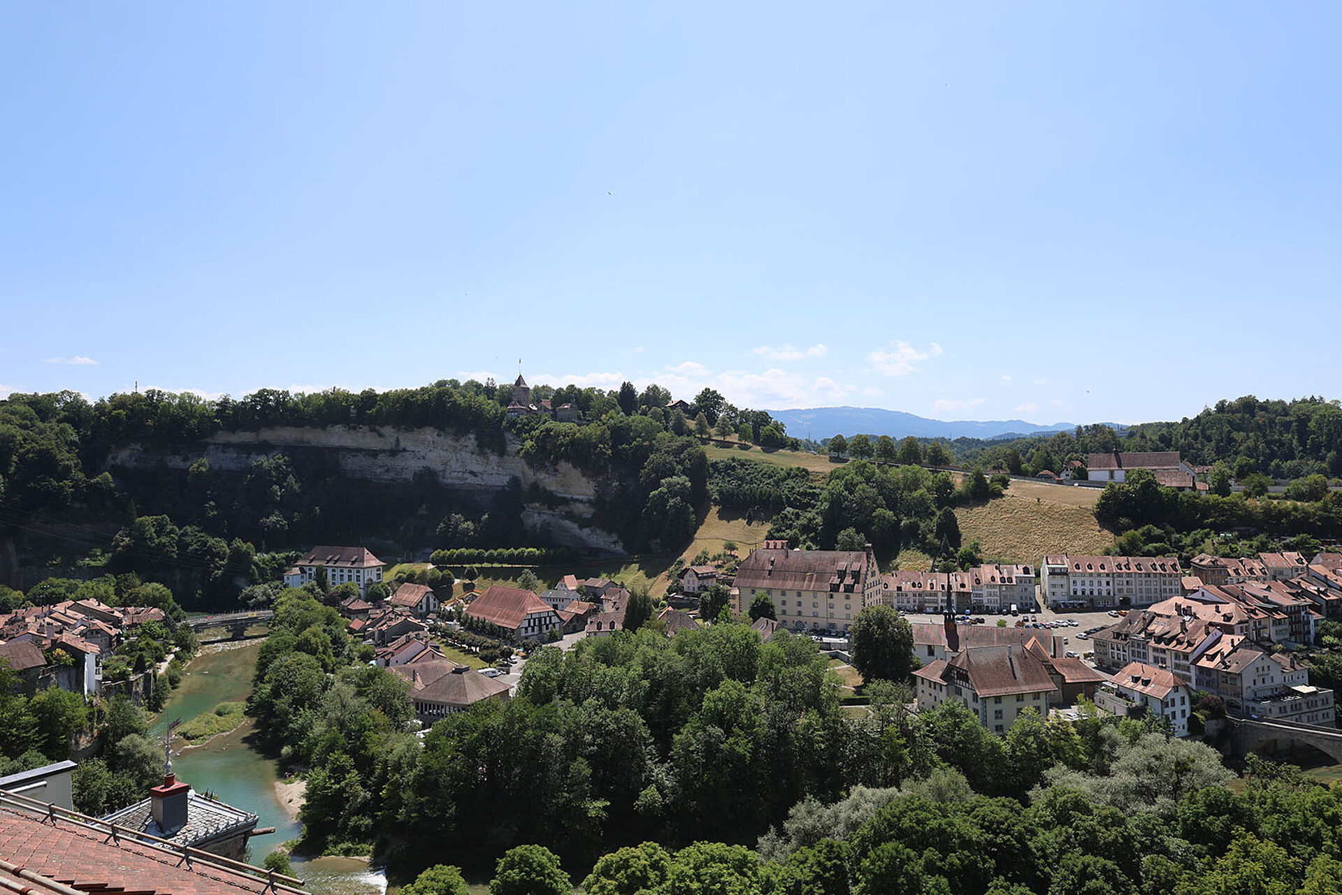 Spacieux logement de 4 pièces au dernier étage d'un immeuble historique